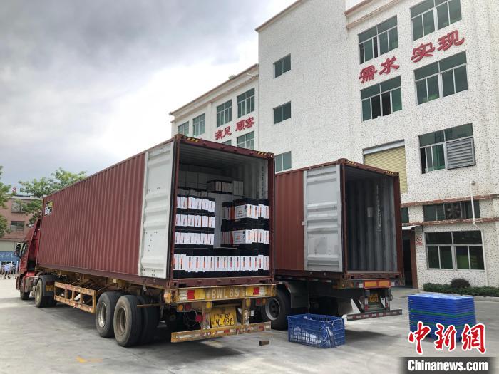 法拉达公司正在装运货物，准备运往埃及、泰国和墨西哥。　孙秋霞 摄