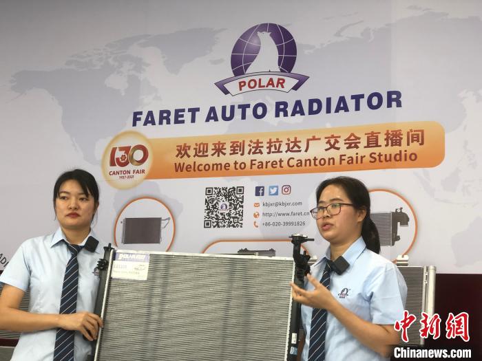 法拉达公司两名主播正在直播间试播 孙秋霞 摄